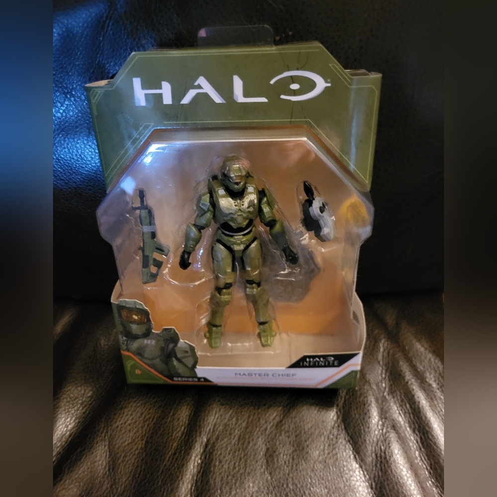 Halo Infinite Series 4 Master Chief w/ Commando Rifle & Grappleshot. Brand New.